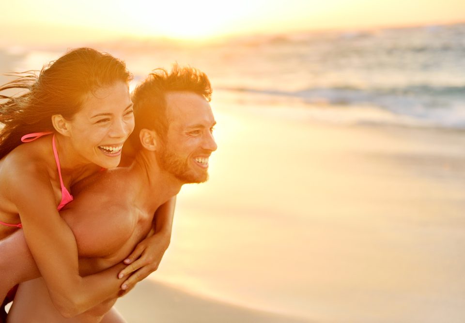 Photo d'un couple bien dans sa tête et dans son corps à la plage en été