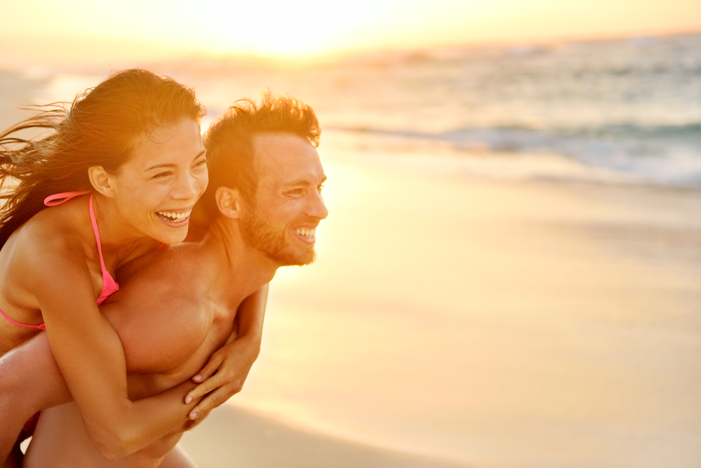 Photo d'un couple bien dans sa tête et dans son corps à la plage en été