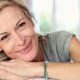 image montrant une femme souriante avec des petites ridules sous les yeux