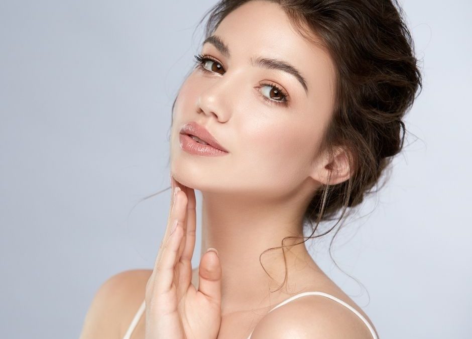 image montrant une femme avec les cheveux attaches et un teint eclatant