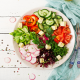 Assiette de salade pour illustrer la nutrition comme allié contre la cellulite chez Imaderm