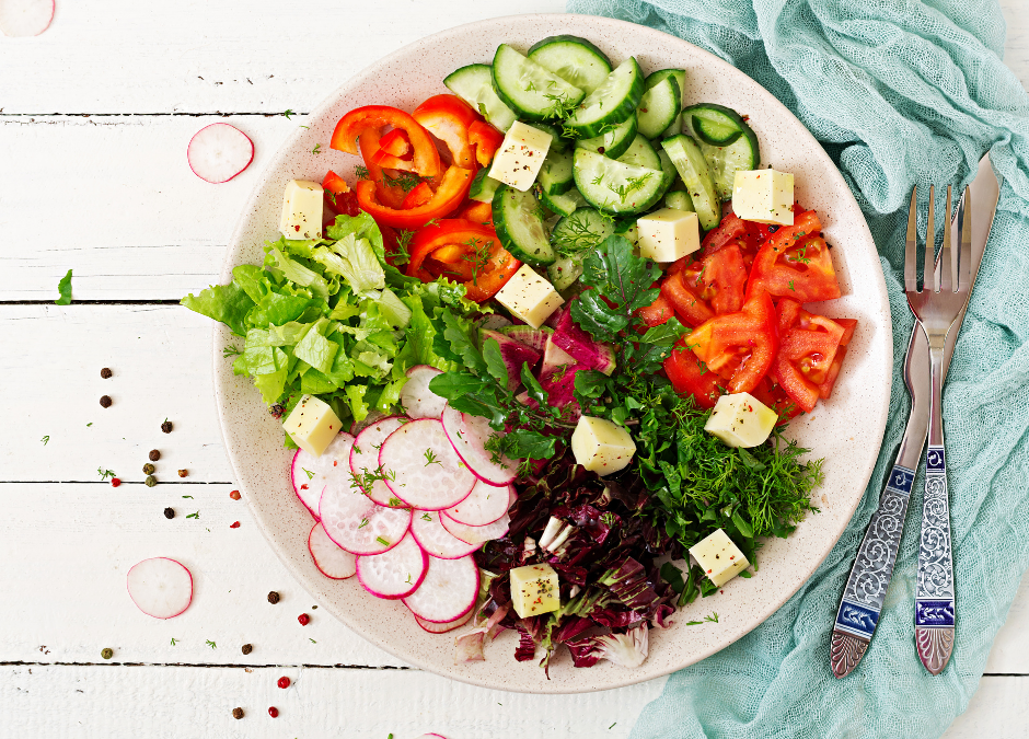 Assiette de salade pour illustrer la nutrition comme allié contre la cellulite chez Imaderm