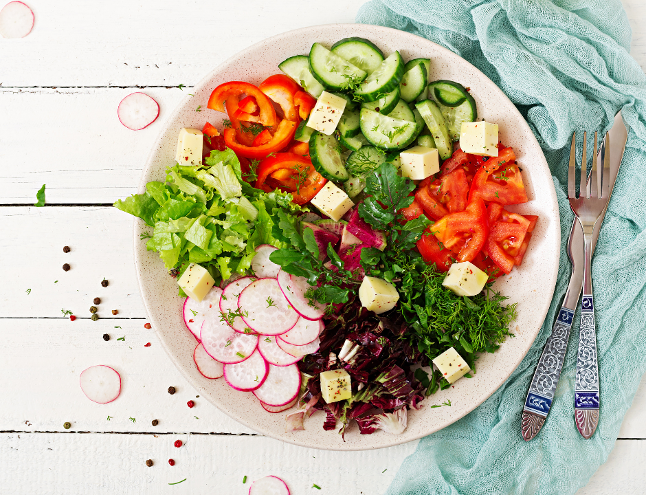 Assiette de salade pour illustrer la nutrition comme allié contre la cellulite chez Imaderm