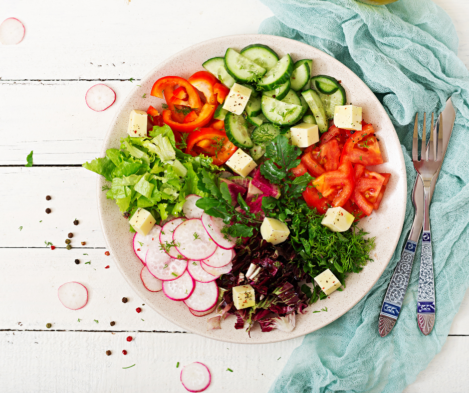 Assiette de salade pour illustrer la nutrition comme allié contre la cellulite chez Imaderm