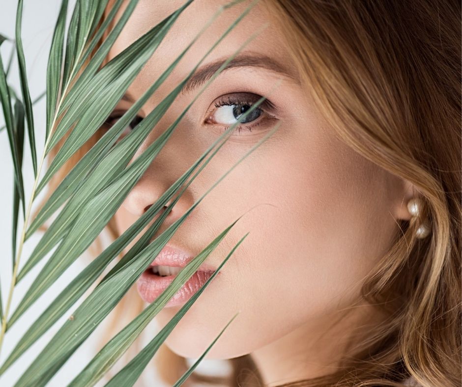 femme avec une belle peau et un contour de l'oeil plus jeune