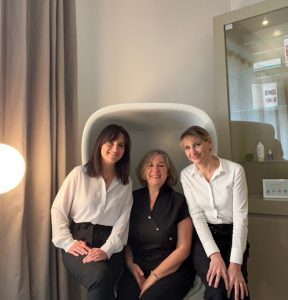 Justine, Delphine et Fabienne sont dans la salle d'attente à l'accueil du Centre Imaderm.