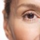 Yeux fatigués et signes de fatigue et d'âge