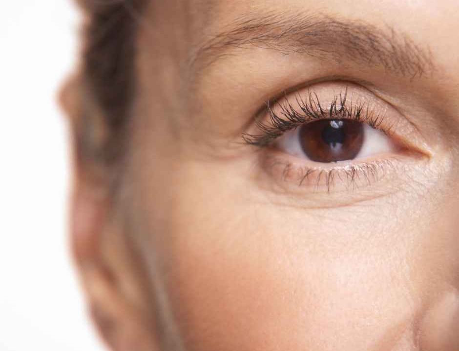Yeux fatigués et signes de fatigue et d'âge