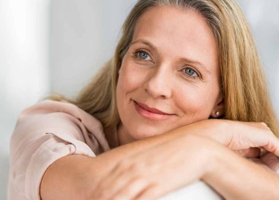 Une femme mature avec une belle peau montre que la mésothérapie est parfaite pour maintenir un visage jeune.