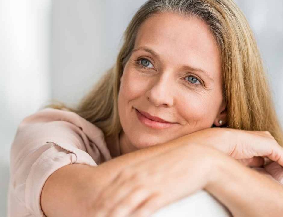 Une femme mature avec une belle peau montre que la mésothérapie est parfaite pour maintenir un visage jeune.