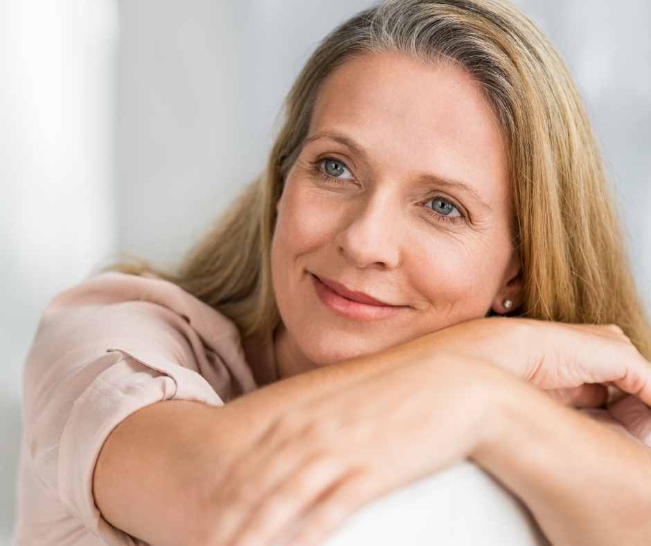 Une femme mature avec une belle peau montre que la mésothérapie est parfaite pour maintenir un visage jeune.